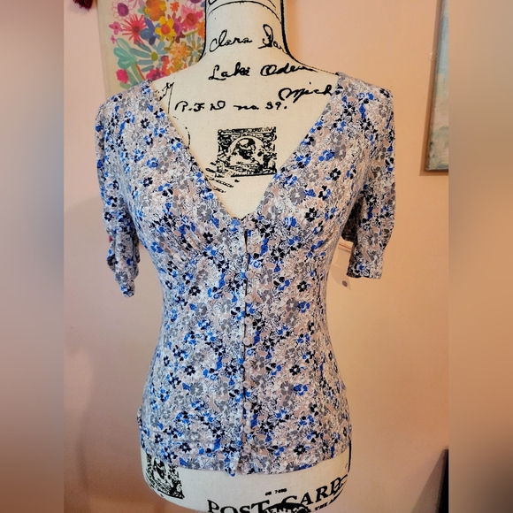 Black Fri! FP Hollywood Printed Floral Plunge V-Neck Top, NWOT, S, Cloth Buttons - Picture 5 of 14